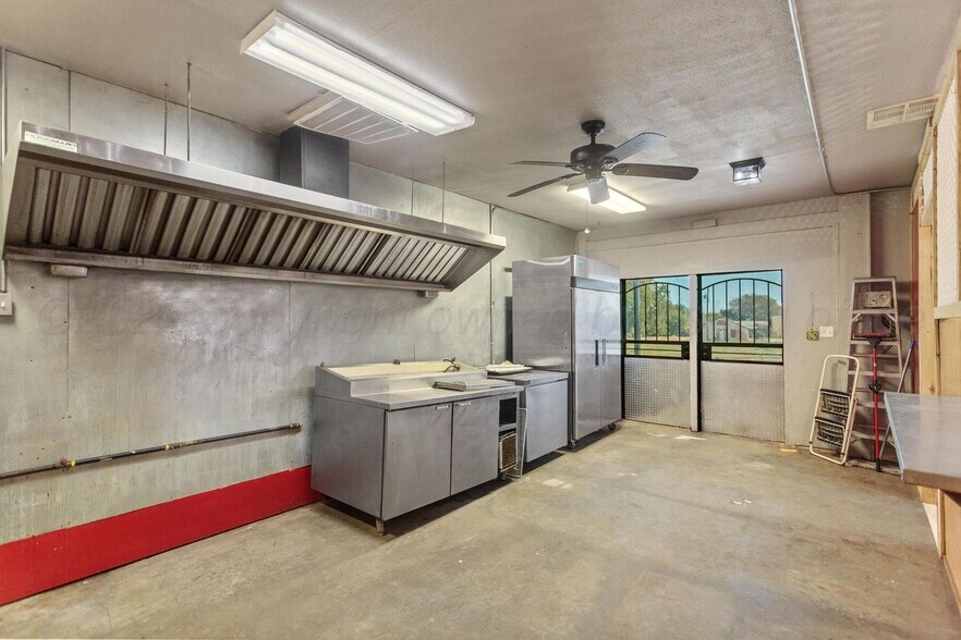 More Photos Of 117 E Railroad Ave, Shamrock Restaurant For Sale