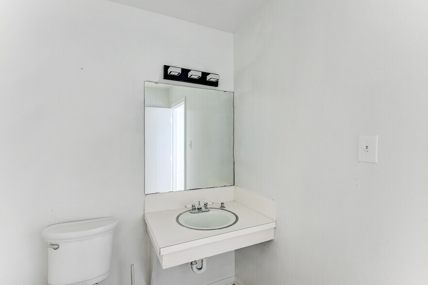 More Photos Of 14721 Pebble Bend Dr, Houston Medical For Lease