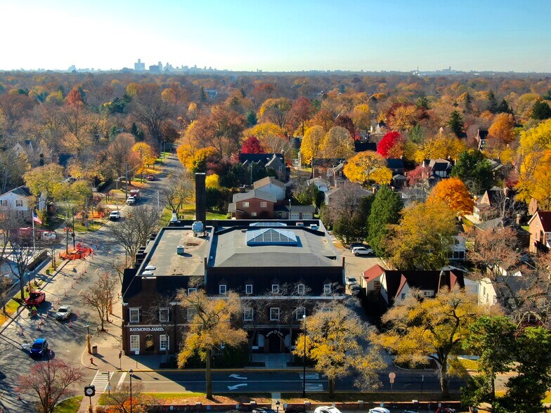 More Photos Of 1-21 Kercheval Ave, Grosse Pointe Farms Office For Lease