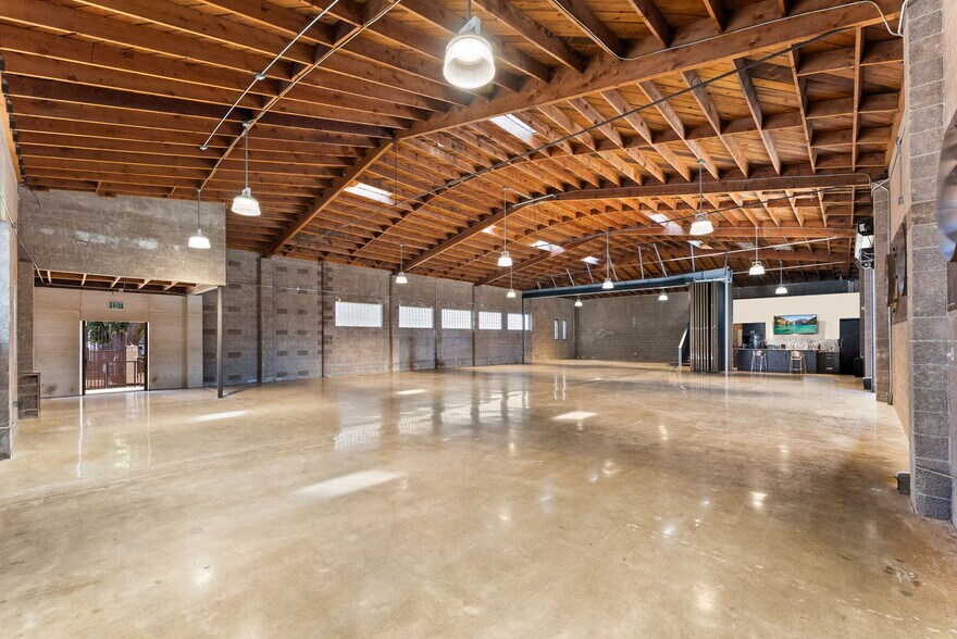 More Photos Of 1366 Hornblend St, San Diego Flex For Lease