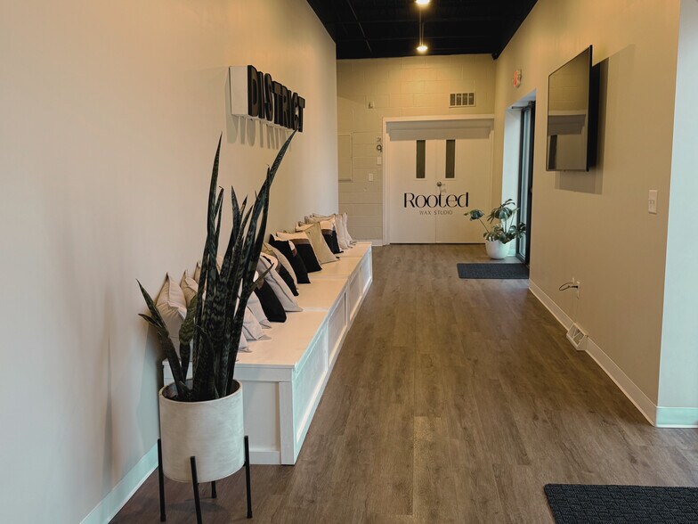 More Photos Of 201 W Hydraulic St, Yorkville Office For Lease
