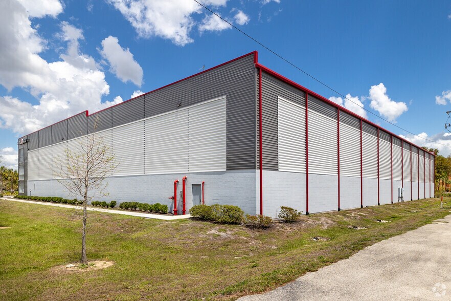 More Photos Of 2320 E Mall Dr, Fort Myers Warehouse For Lease