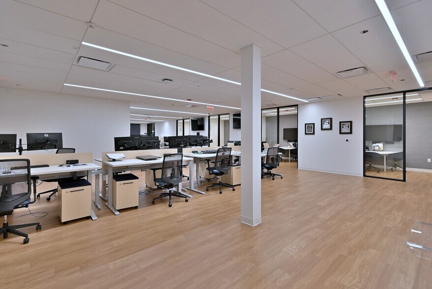 More Photos Of 2100 W 21st St, Broadview Light Manufacturing For Lease