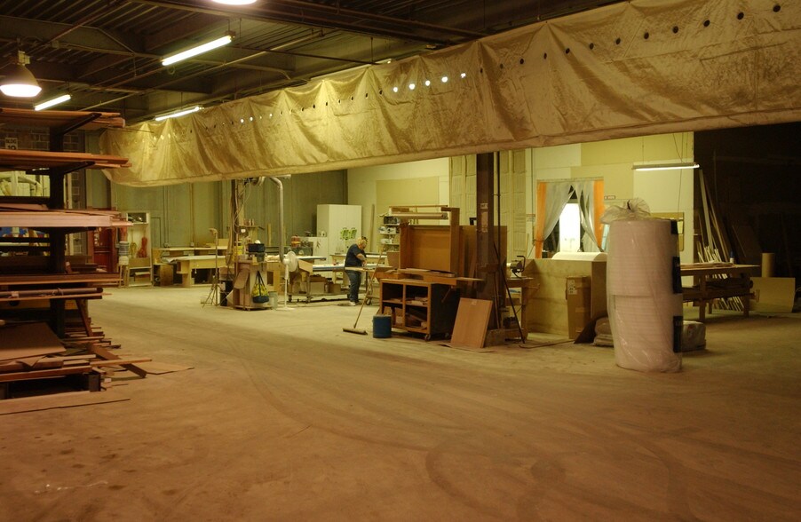 More Photos Of 20 N Front St, Bally Distribution For Sale