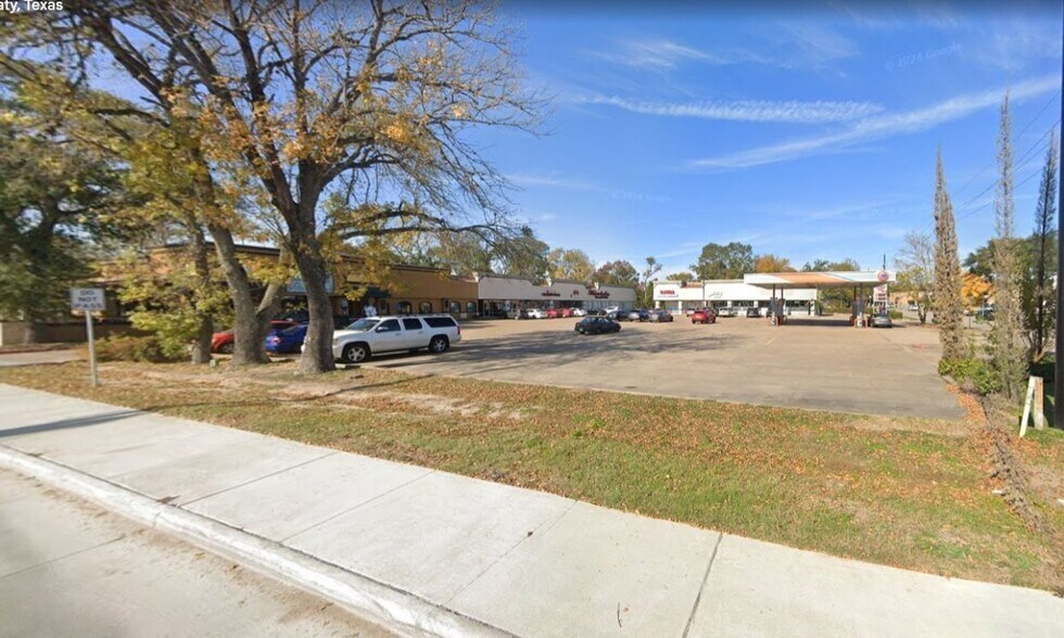 More Photos Of 811 Avenue D, Katy Storefront For Lease