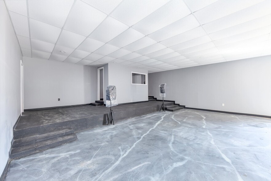 More Photos Of 600 Market, Bolivar Self Storage For Sale