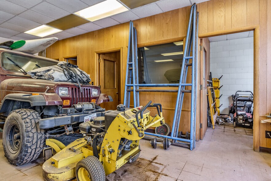 More Photos Of 415 N 3rd St, Rockford Light Distribution For Lease