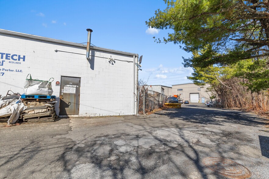 More Photos Of 55 Poplar St, Stamford Light Distribution For Sale