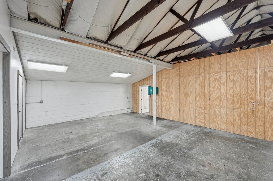 More Photos Of 546 Brehl Ave, Columbus Showroom For Lease