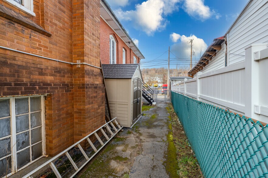 More Photos Of 927 Broadway, Fountain Hill Religious Facility For Sale