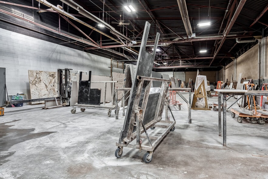 More Photos Of 208-210 Kishwaukee St, Rockford Light Distribution For Sale