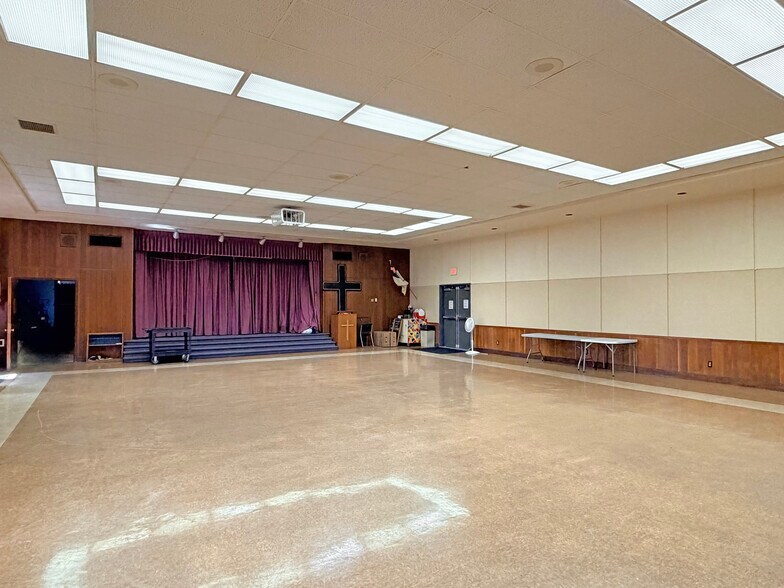 More Photos Of 1675 Garnet Ave, San Diego Schools For Lease