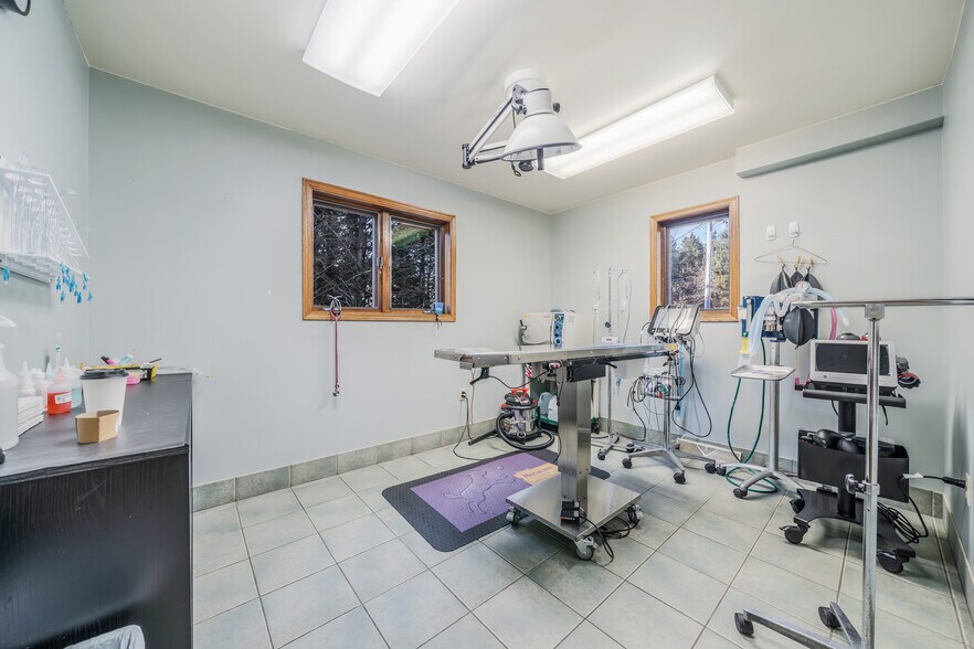 More Photos Of 645 Hawthorne Dr, Omro Veterinarian Kennel For Sale