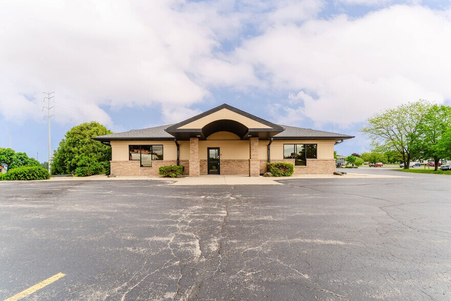 More Photos Of 1875 West Pointe Dr, Oshkosh Medical For Sale