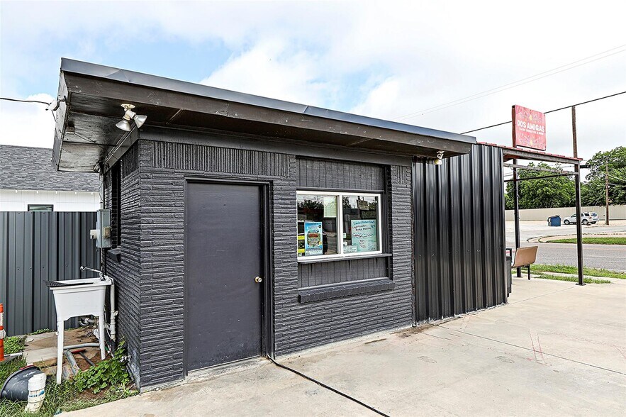 More Photos Of 406 W Wise St, Bowie Industrial For Sale