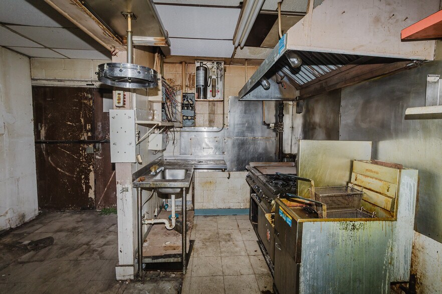 More Photos Of 1015 S Meridian Ave, Wichita Auto Repair For Sale