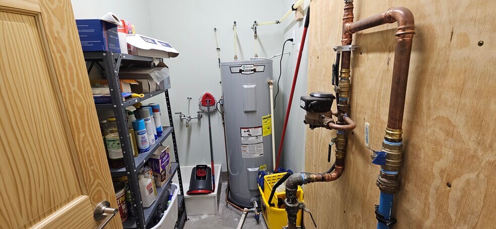 More Photos Of 2235 N Clairemont Ave, Eau Claire Freestanding For Sale