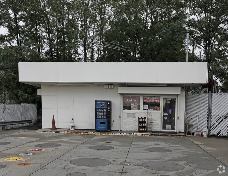 More Photos Of 4350 Boston Post Rd, Pelham Convenience Store For Lease