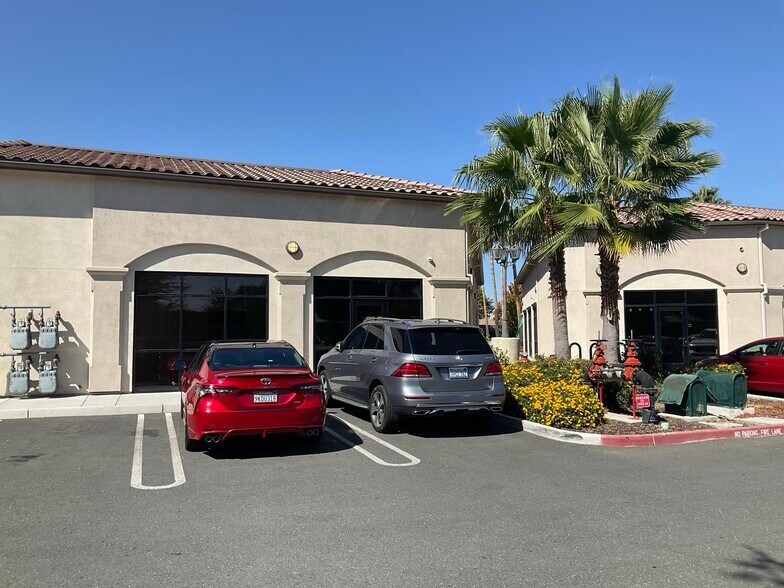 More Photos Of 2380-2390 Fairview Ave, Brentwood Storefront Retail Office For Lease