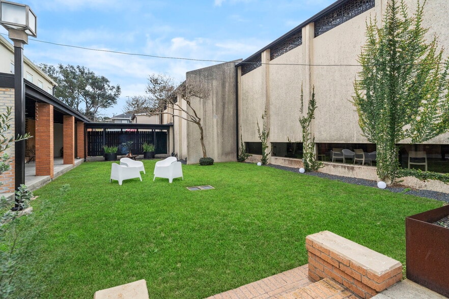 More Photos Of 4720 Avenue O 1/2, Galveston Showroom For Sale