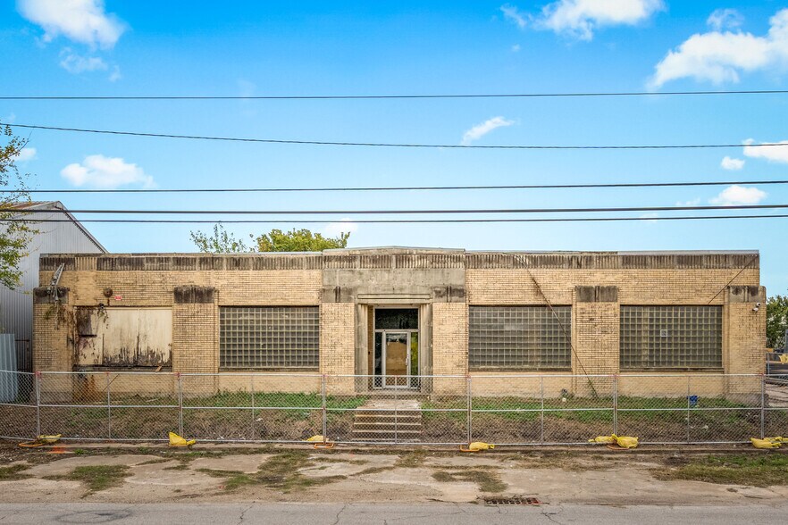 More Photos Of 5611 Clinton Dr, Houston Warehouse For Lease