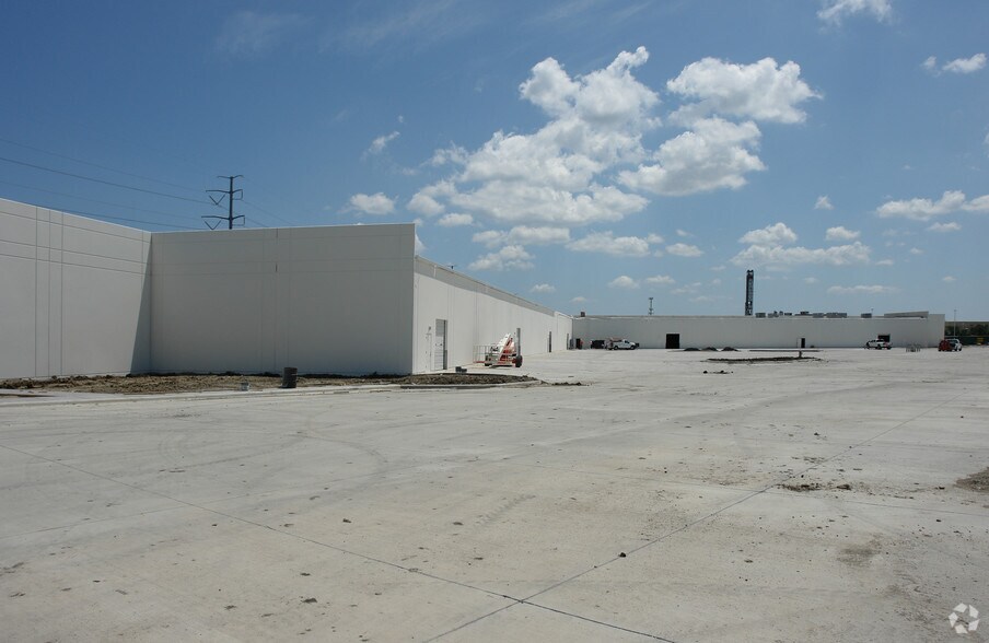 More Photos Of 2360 Crist Rd, Garland Light Distribution For Lease