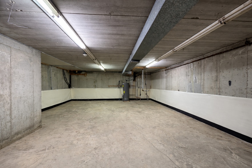 More Photos Of 5635 W 79th St, Burbank Storefront Retail Residential For Sale