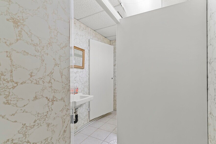 More Photos Of 2929 Clifty Dr, Madison Flex For Sale