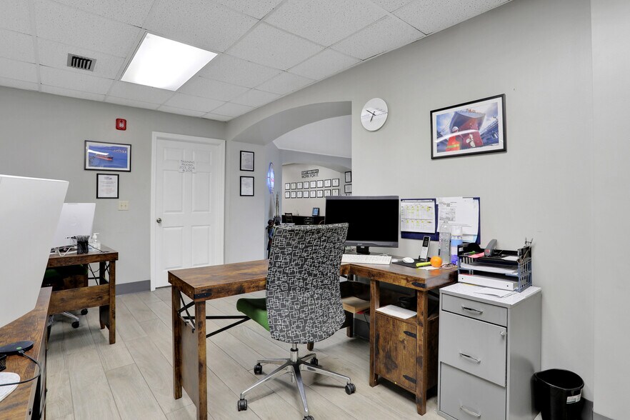 More Photos Of 3787 Old Middleburg Rd, Jacksonville Office For Sale