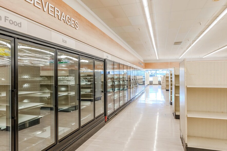More Photos Of 4500 Commercial St SE, Salem Freestanding For Lease