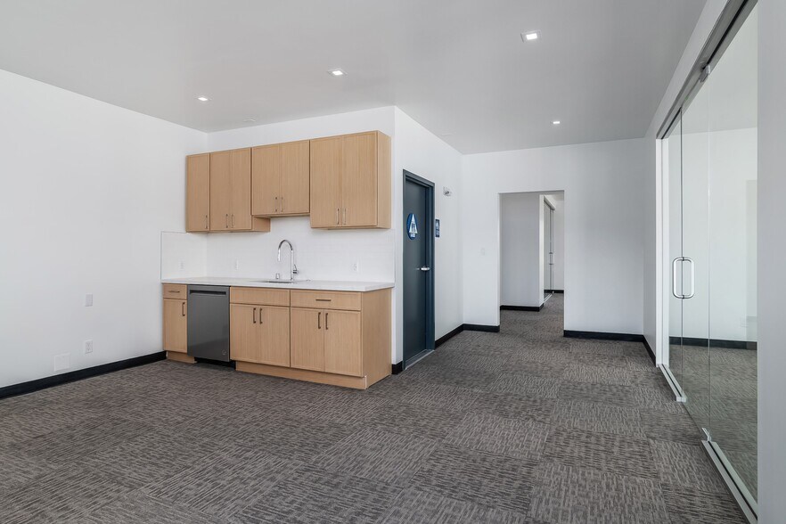 More Photos Of 343-345 Vermont St, San Francisco Light Distribution For Lease