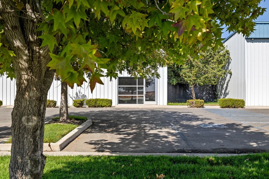 More Photos Of 2550 E Belle Ter, Bakersfield Manufacturing For Lease