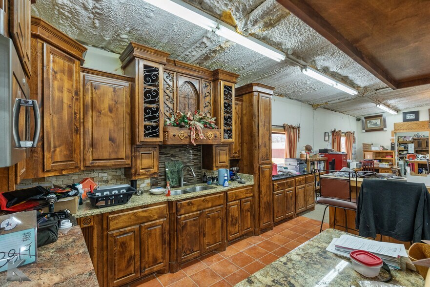 More Photos Of 302 N Access Rd, Clyde Showroom For Sale