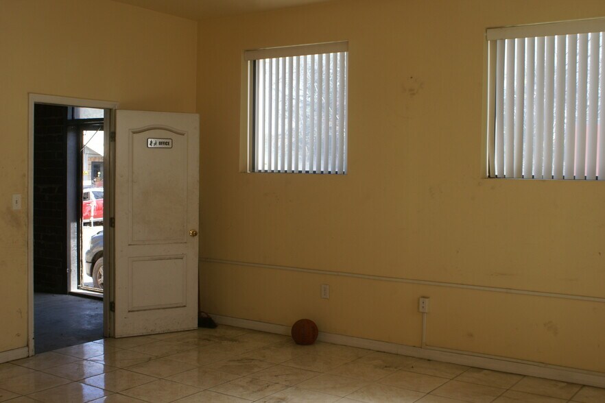 More Photos Of 680 Edgewood Ave N, Jacksonville Warehouse For Lease