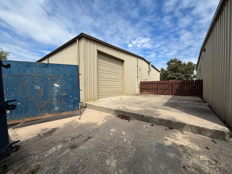 More Photos Of 2415 Ponderosa Dr, Lawrence Warehouse For Lease