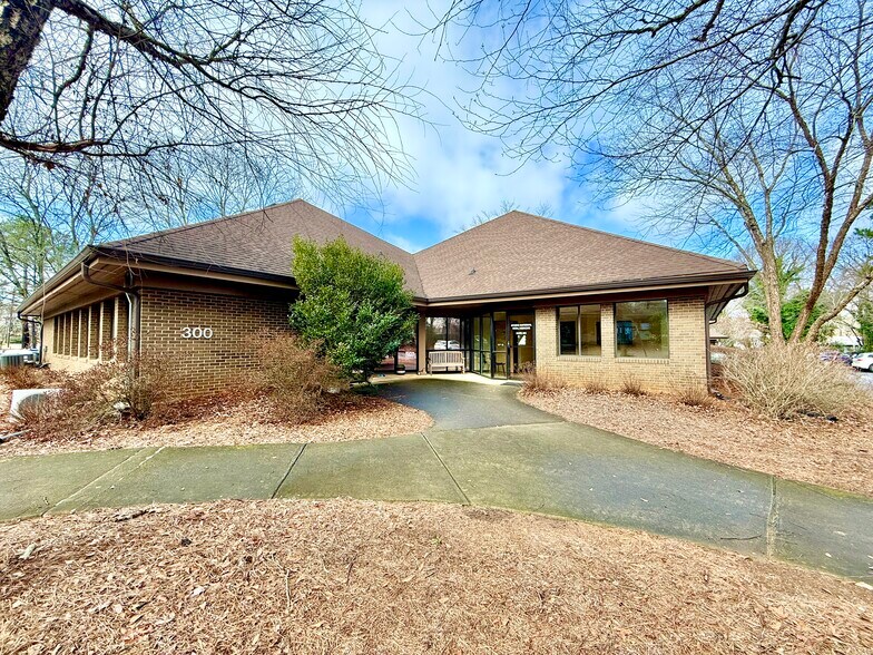 Primary Photo Of 700 Sunset Dr, Athens Medical For Sale