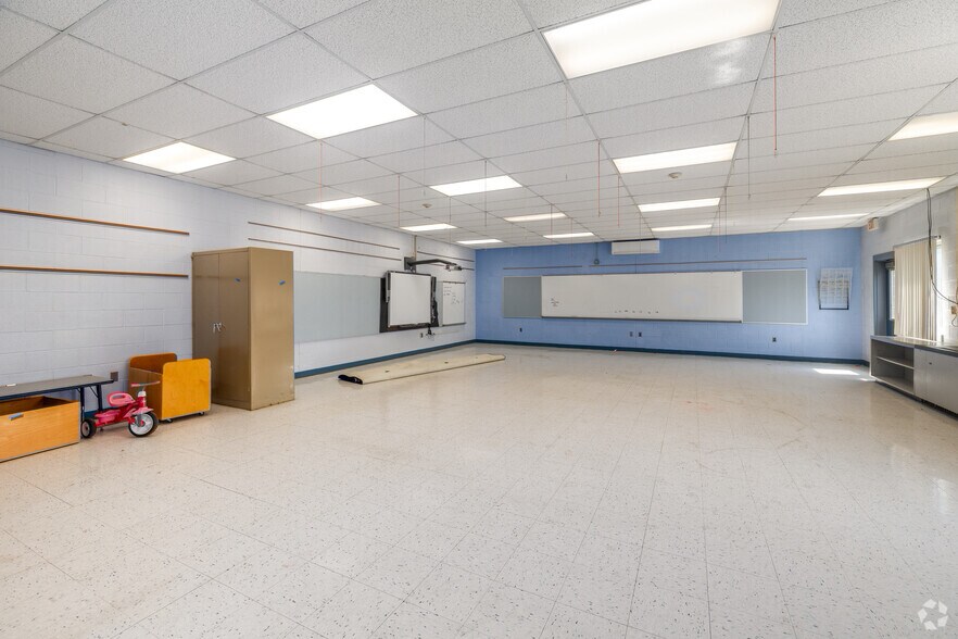 More Photos Of 1417 Route 179, Lambertville Schools For Lease