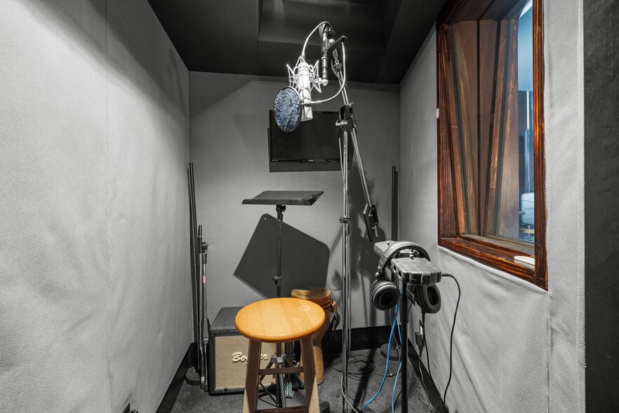 More Photos Of 5739 Tujunga Ave, North Hollywood Movie Radio TVStudio For Sale