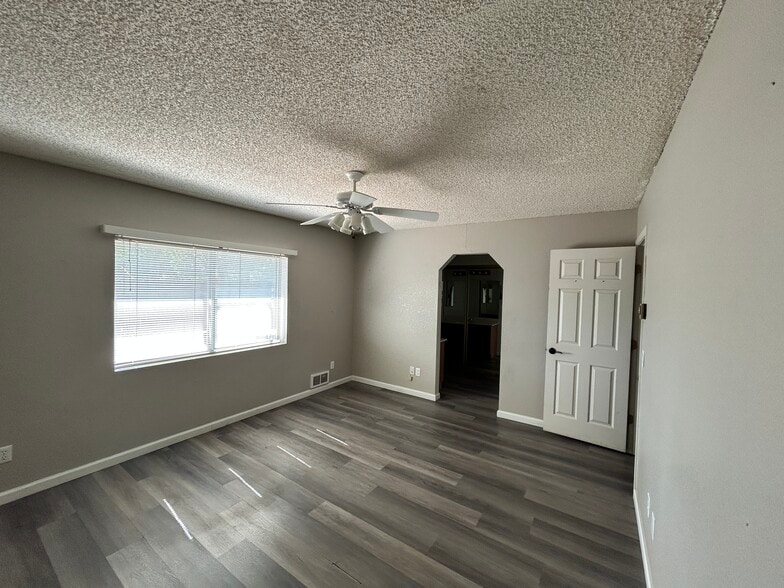 More Photos Of 3115 N Robert Rd, Prescott Valley Flex For Lease