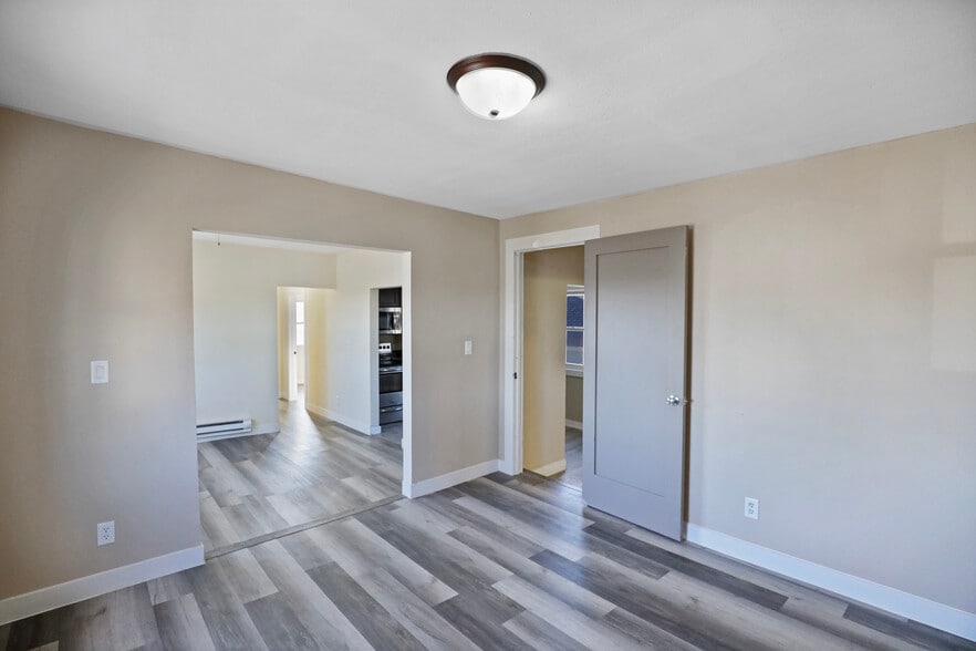 More Photos Of 1850 Easton Blvd, Des Moines Storefront Retail Residential For Sale