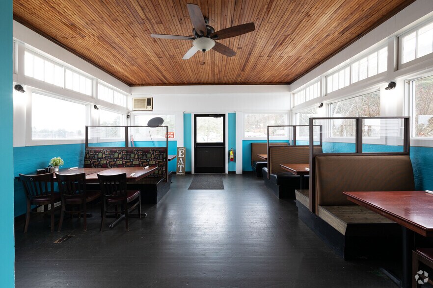 More Photos Of 13 Park Ave, Hadley Restaurant For Sale