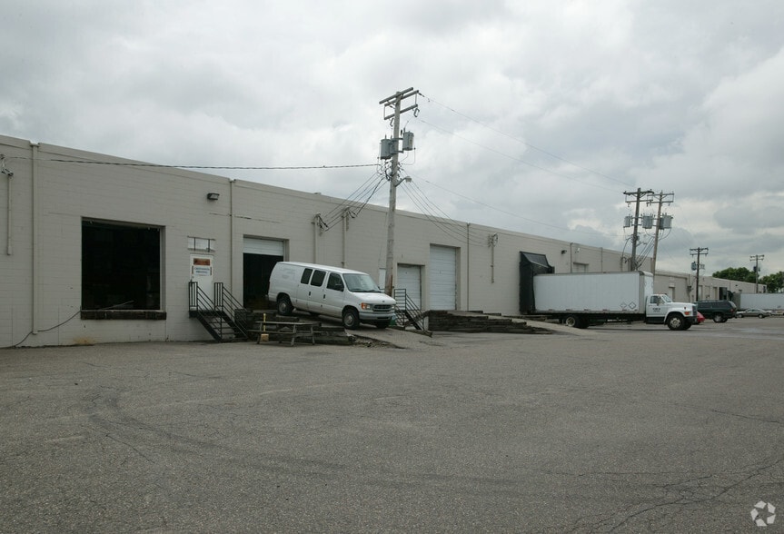 More Photos Of 1995 W County Road B2, Roseville Light Manufacturing For Lease