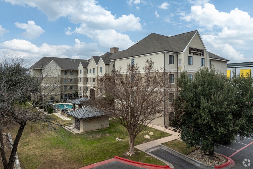 More Photos Of 520 I-35, Round Rock Hotel For Sale