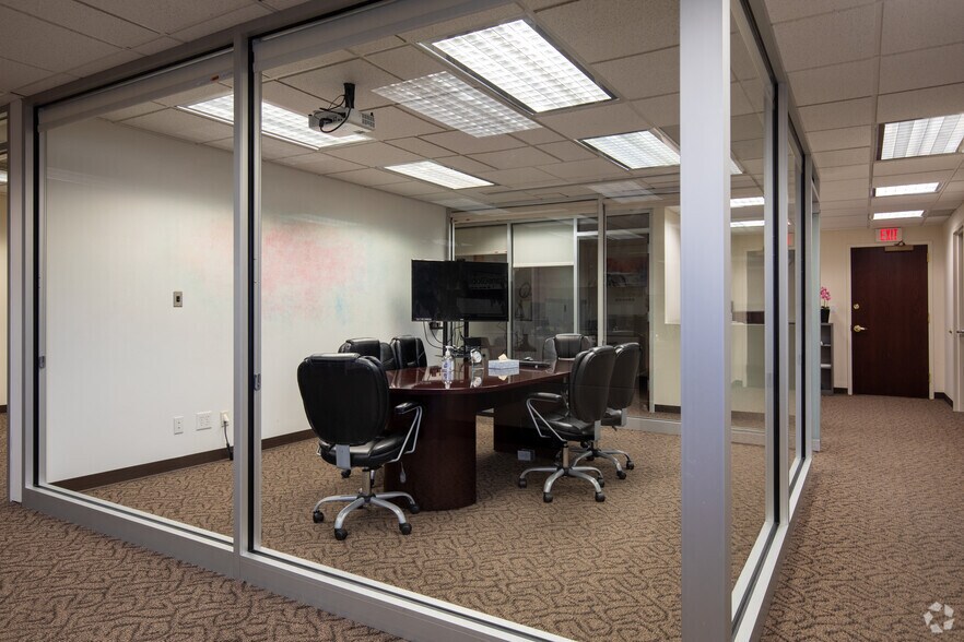 More Photos Of 98 Cuttermill Rd, Great Neck Office For Lease