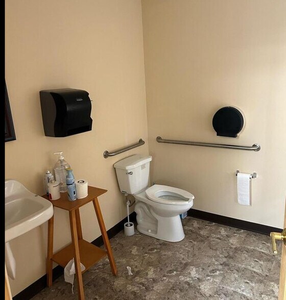 More Photos Of 2025 W Holmes Rd, Lansing Medical For Lease