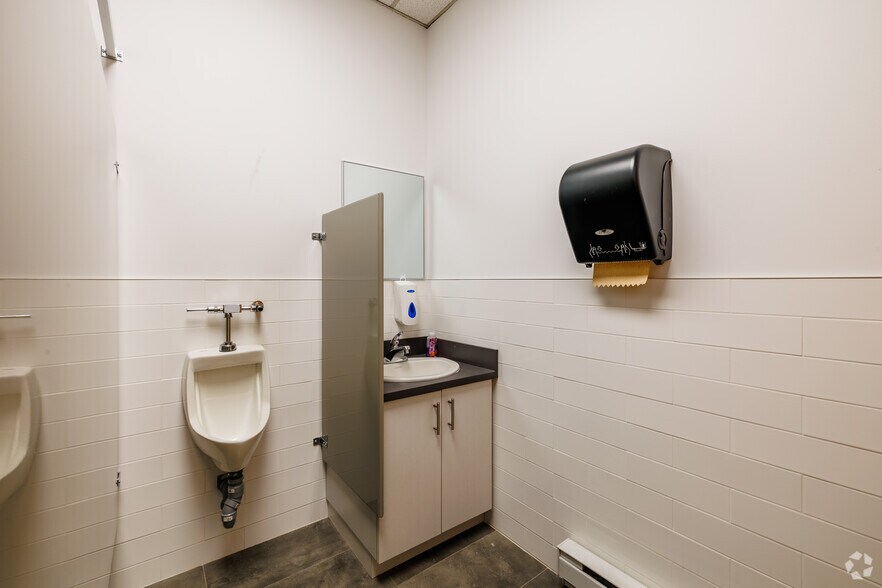 More Photos Of 1660-1700 Boul Hymus, Dorval Warehouse For Sale