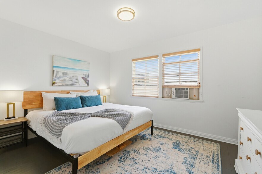 More Photos Of 521 Venice Way, Venice Apartments For Sale