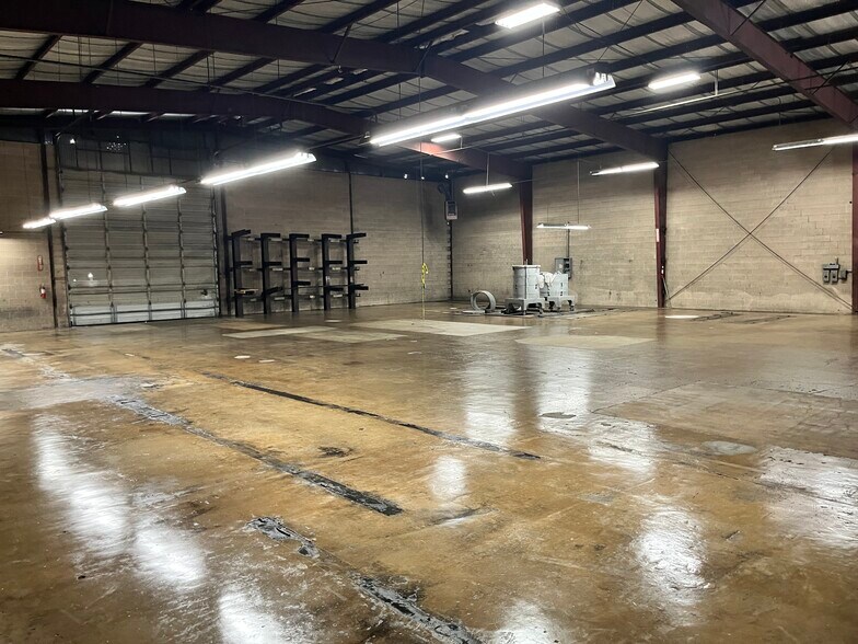More Photos Of 1602 W Poplar St, San Antonio Warehouse For Lease