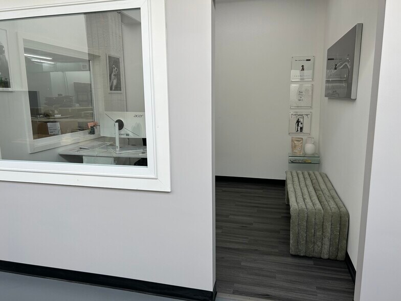 More Photos Of 252 Indian Head Rd, Kings Park Warehouse For Lease