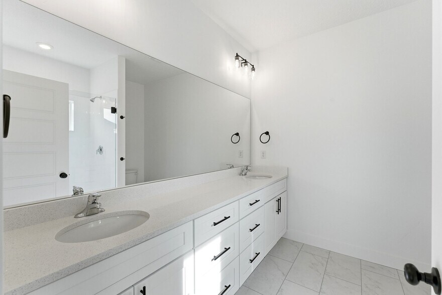 More Photos Of 132-144 E Chambord Ct, Sandy Apartments For Sale